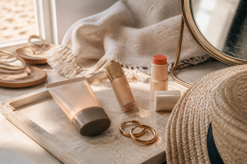 How to Do Beach Makeup That Stays Fresh Through Heat and Waves